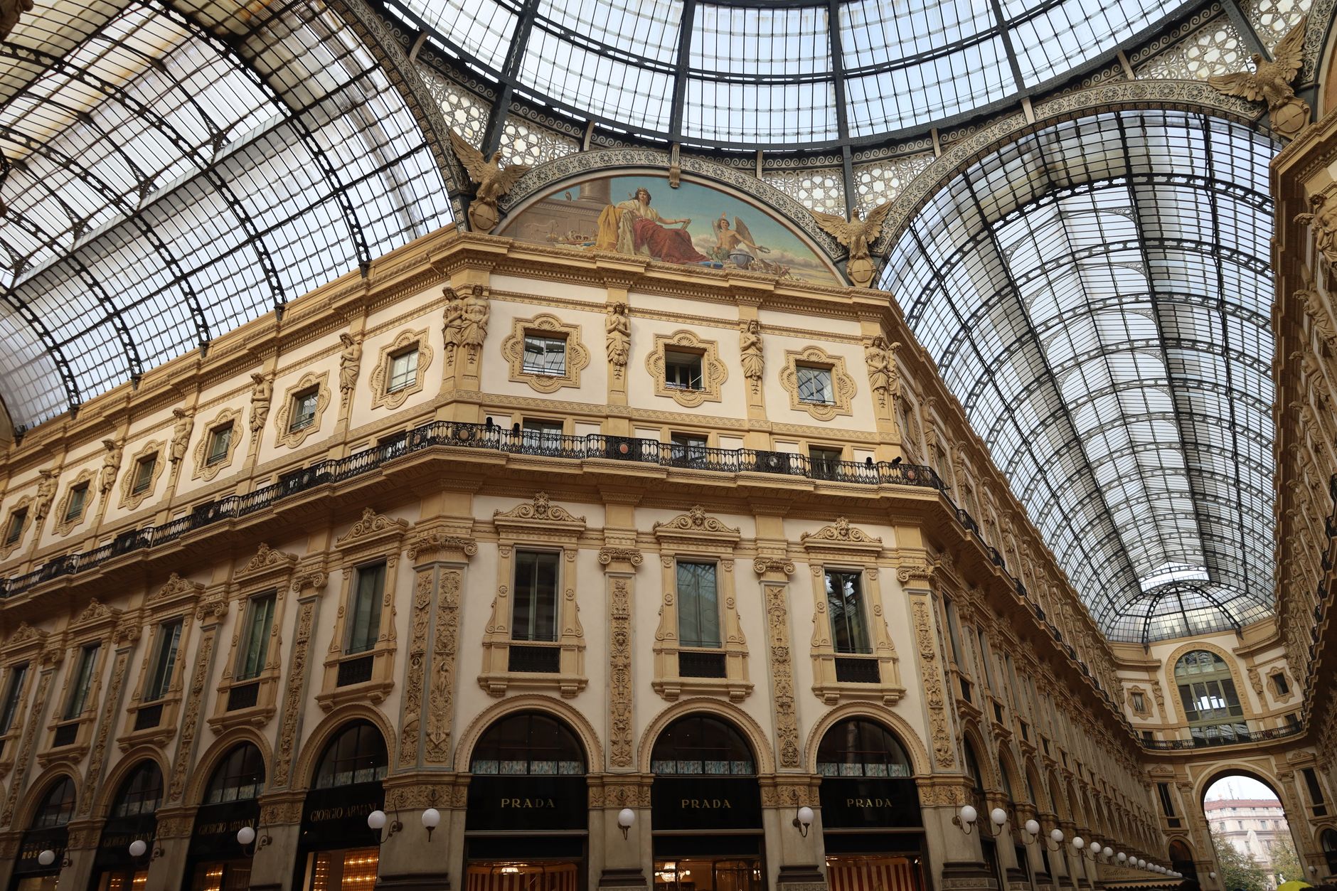 Milan luxury shops unrest